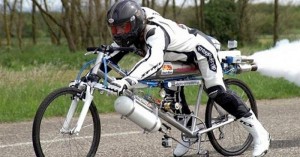 Insolite : François Gissy roule à 333 km/h sur son drôle de vélo