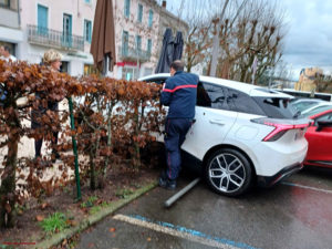 Faits divers – Montceau-les-Mines : Fausse manœuvre sur le parking de l’église