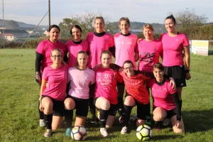 Les Pompiers découvrent le foot au féminin